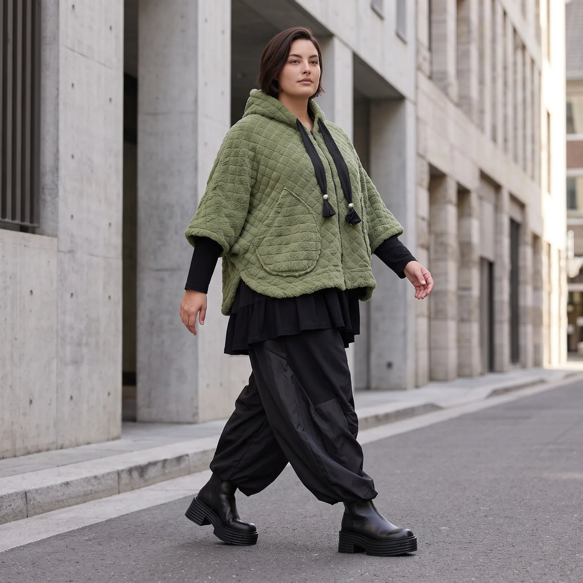 Teddyweste mit Kapuze und Tuelldetails in gerundeter Form weich warm fuer Wintertage