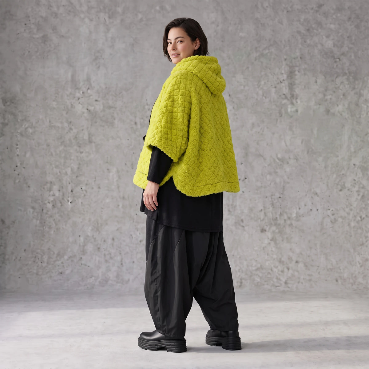 Flauschige cremefarbene Teddyweste aus Stoff und Tüll ärmellos für winterliches Layering