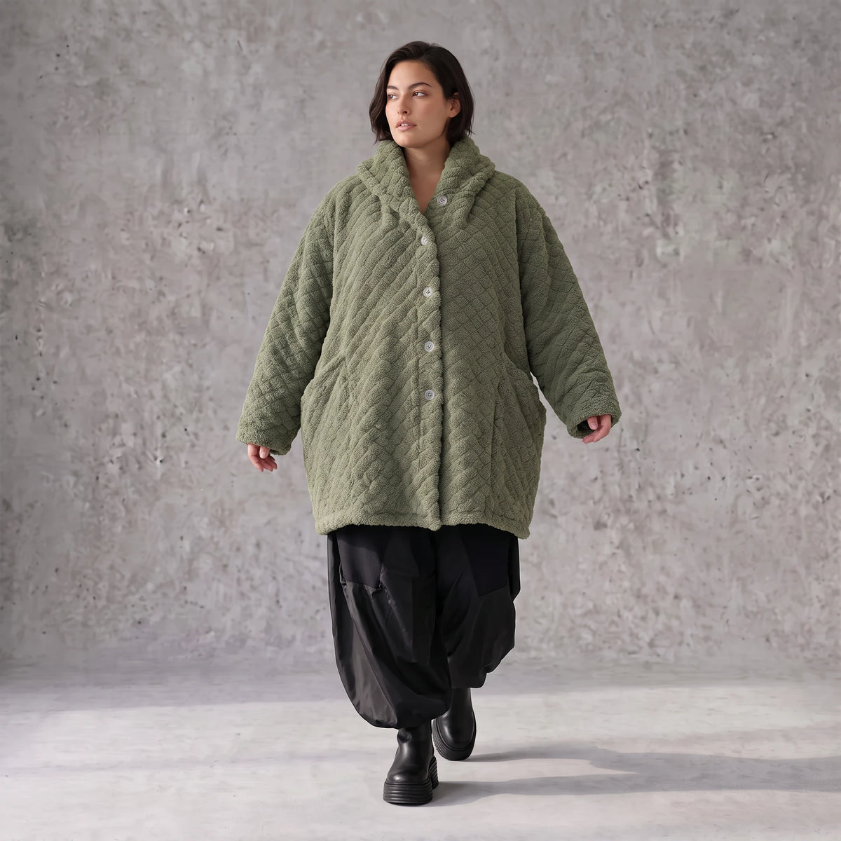 Flauschige khaki Teddyjacke im Ballonschnitt mit Kapuze und tiefen Taschen warm weich