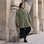 Flauschige khaki Teddyjacke im Ballonschnitt mit Kapuze und tiefen Taschen warm weich