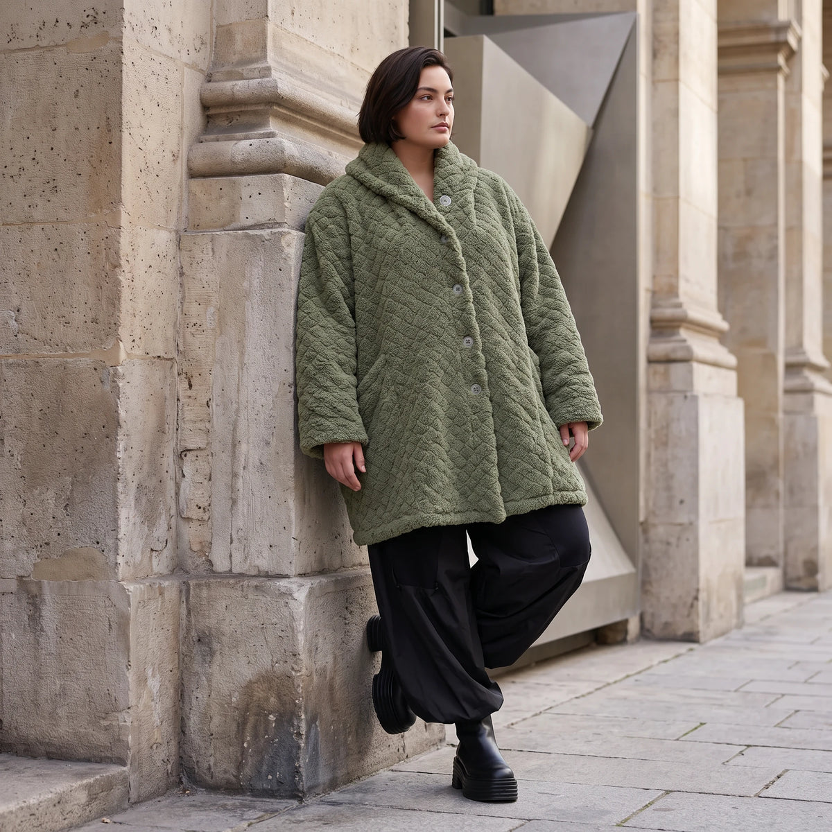Flauschige khaki Teddyjacke im Ballonschnitt mit Kapuze und tiefen Taschen warm weich
