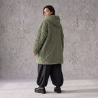 Flauschige khaki Teddyjacke im Ballonschnitt mit Kapuze und tiefen Taschen warm weich