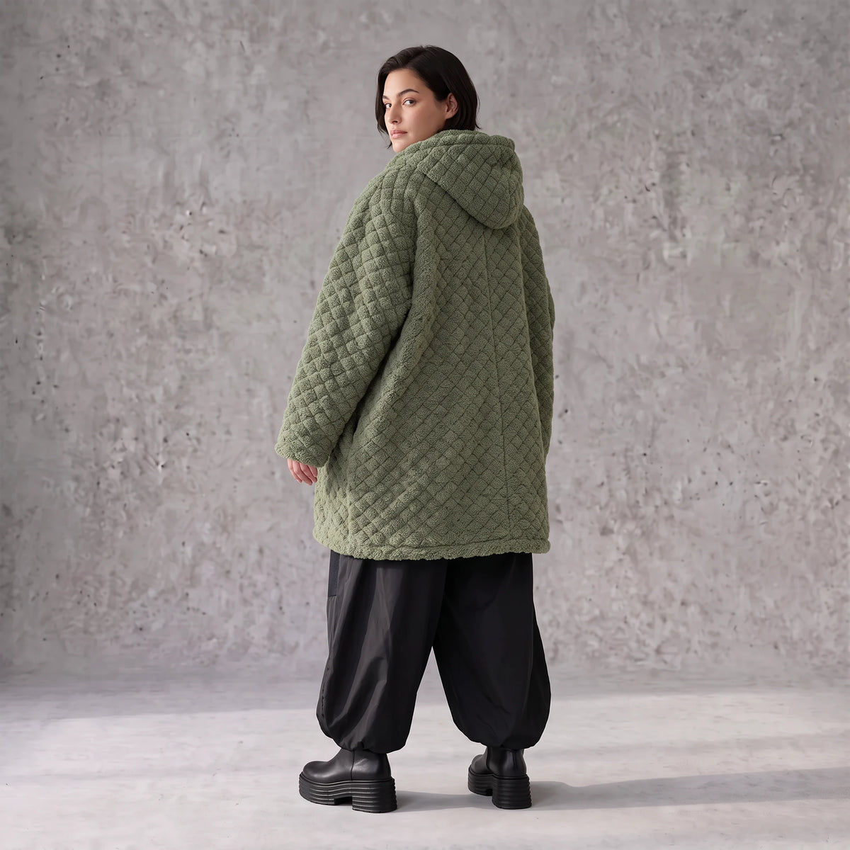 Flauschige khaki Teddyjacke im Ballonschnitt mit Kapuze und tiefen Taschen warm weich