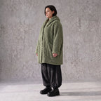 Flauschige khaki Teddyjacke im Ballonschnitt mit Kapuze und tiefen Taschen warm weich