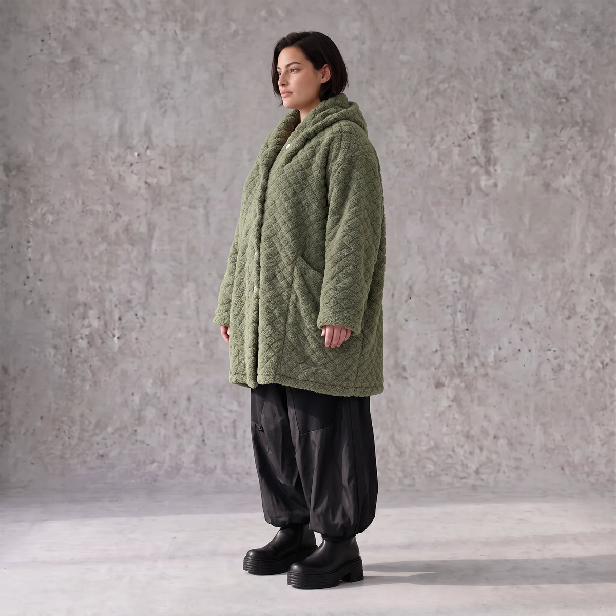 Flauschige khaki Teddyjacke im Ballonschnitt mit Kapuze und tiefen Taschen warm weich