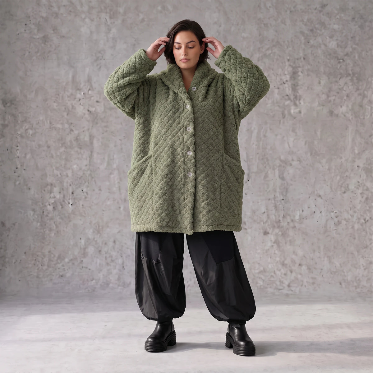 Flauschige khaki Teddyjacke im Ballonschnitt mit Kapuze und tiefen Taschen warm weich