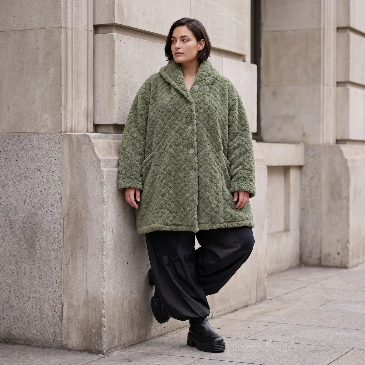 Flauschige khaki Teddyjacke im Ballonschnitt mit Kapuze und tiefen Taschen warm weich