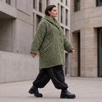 Flauschige khaki Teddyjacke im Ballonschnitt mit Kapuze und tiefen Taschen warm weich