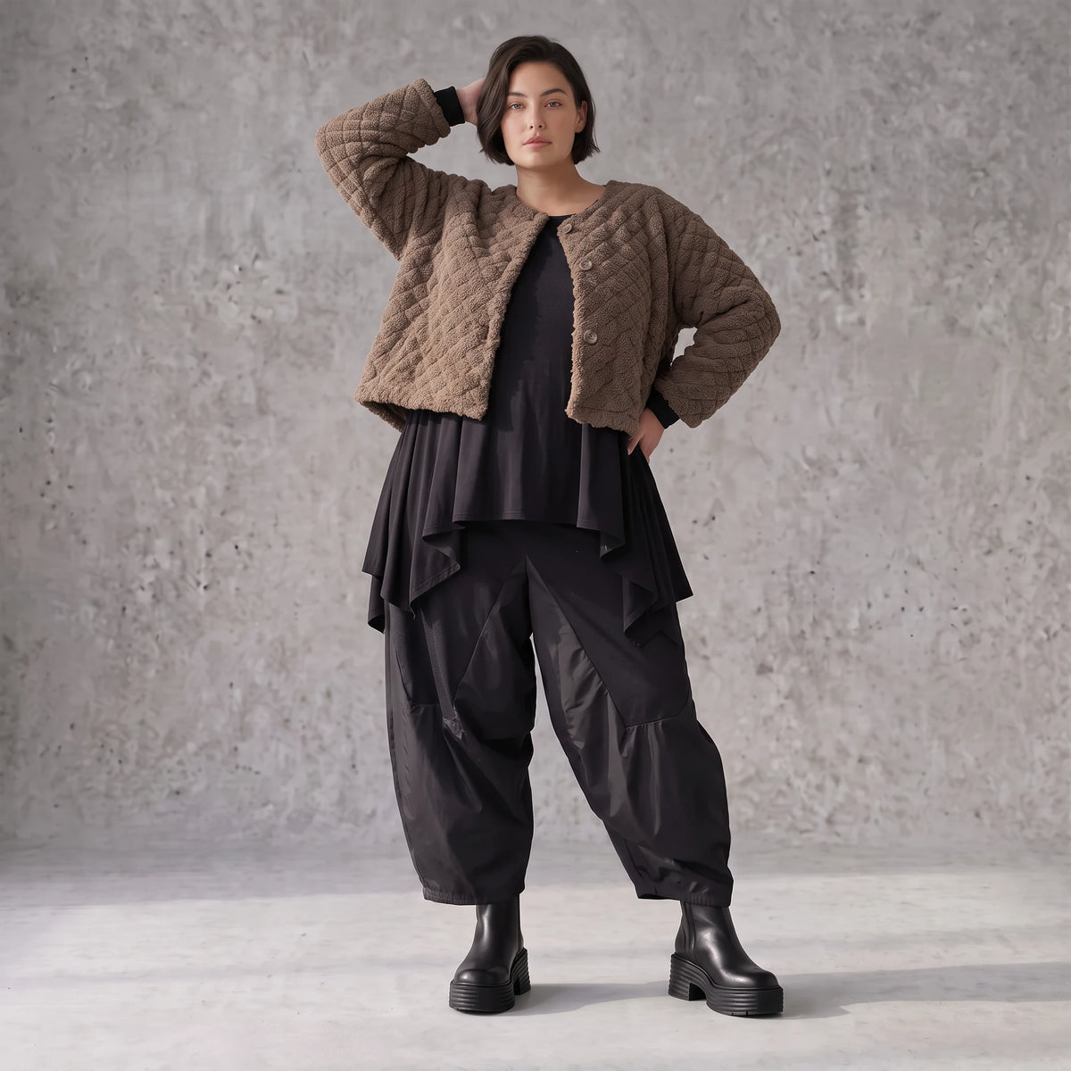 Teddyjacke aus flauschigem Stoff mit Rundhalsausschnitt Knopfleiste und gerundetem Saum