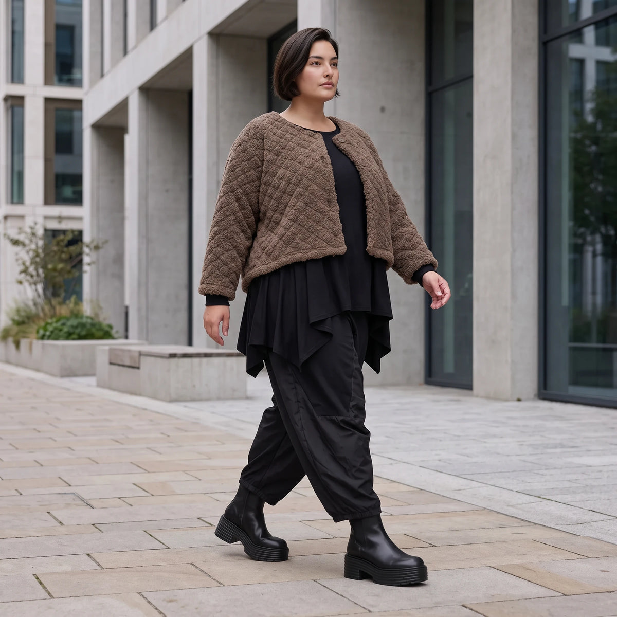 Teddyjacke aus flauschigem Stoff mit Rundhalsausschnitt Knopfleiste und gerundetem Saum