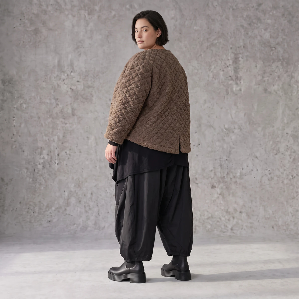Teddyjacke aus flauschigem Stoff mit Rundhalsausschnitt Knopfleiste und gerundetem Saum