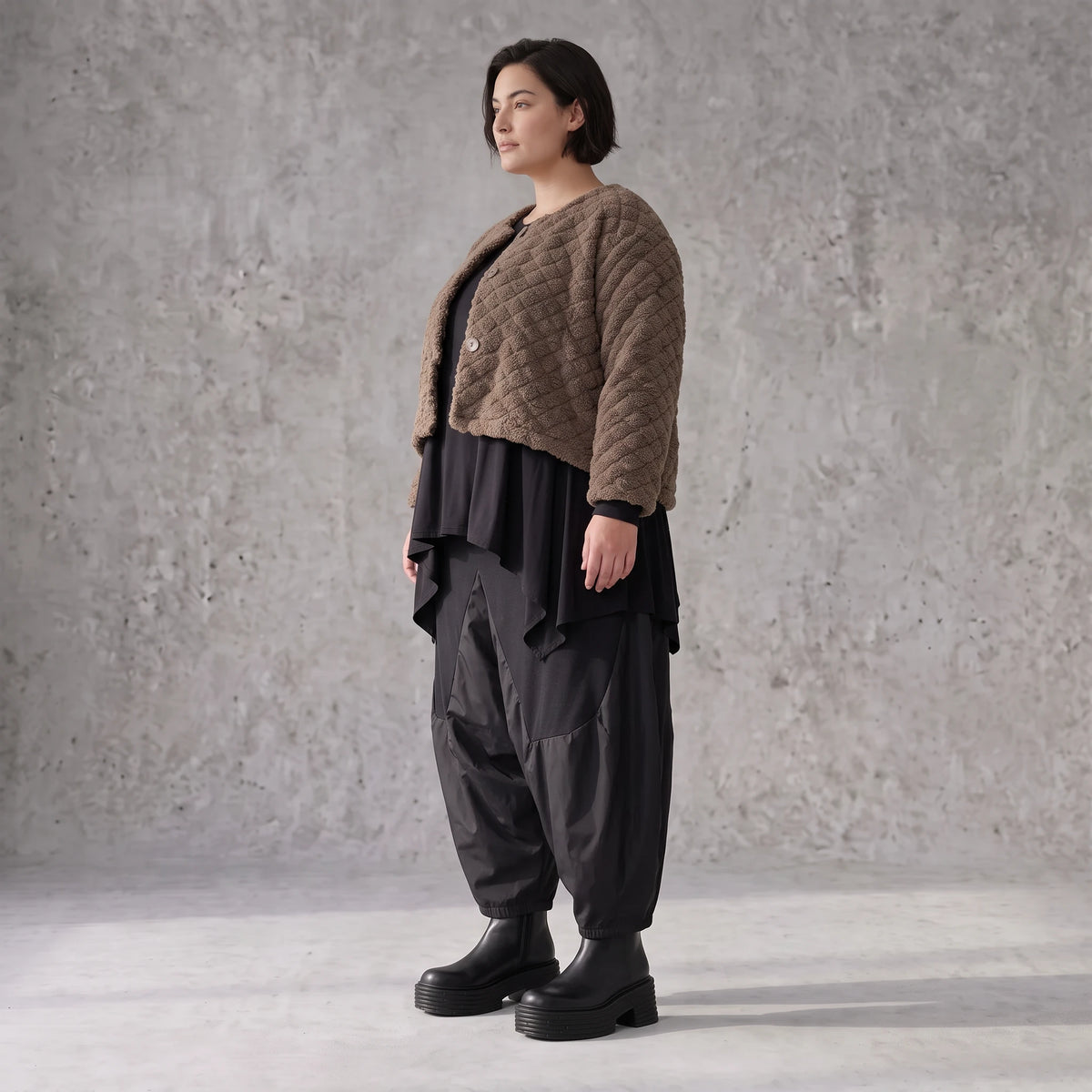 Teddyjacke aus flauschigem Stoff mit Rundhalsausschnitt Knopfleiste und gerundetem Saum
