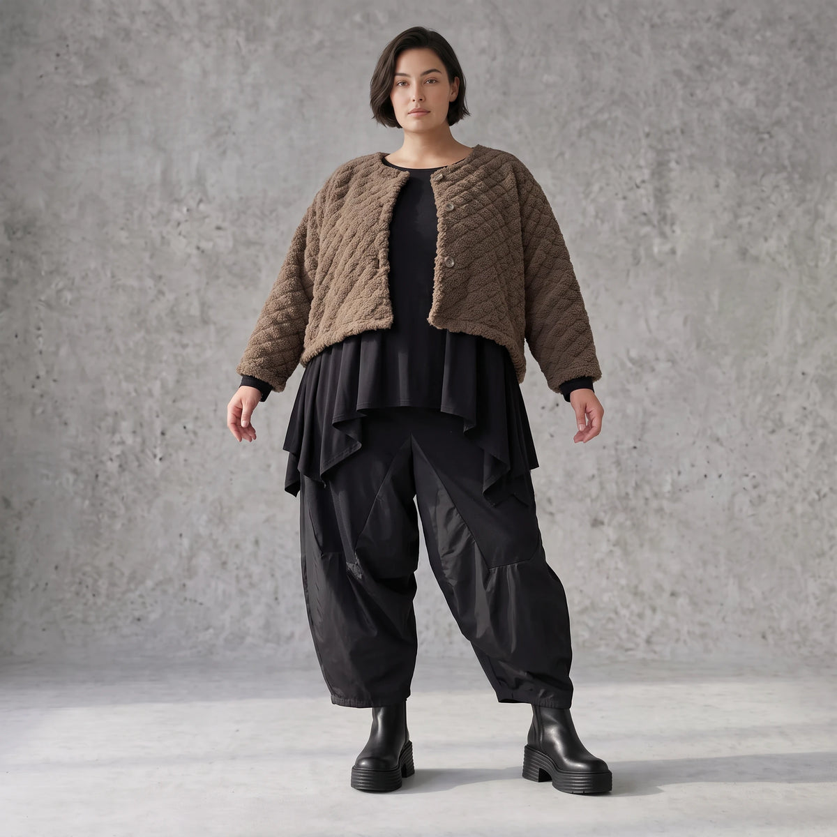 Teddyjacke aus flauschigem Stoff mit Rundhalsausschnitt Knopfleiste und gerundetem Saum