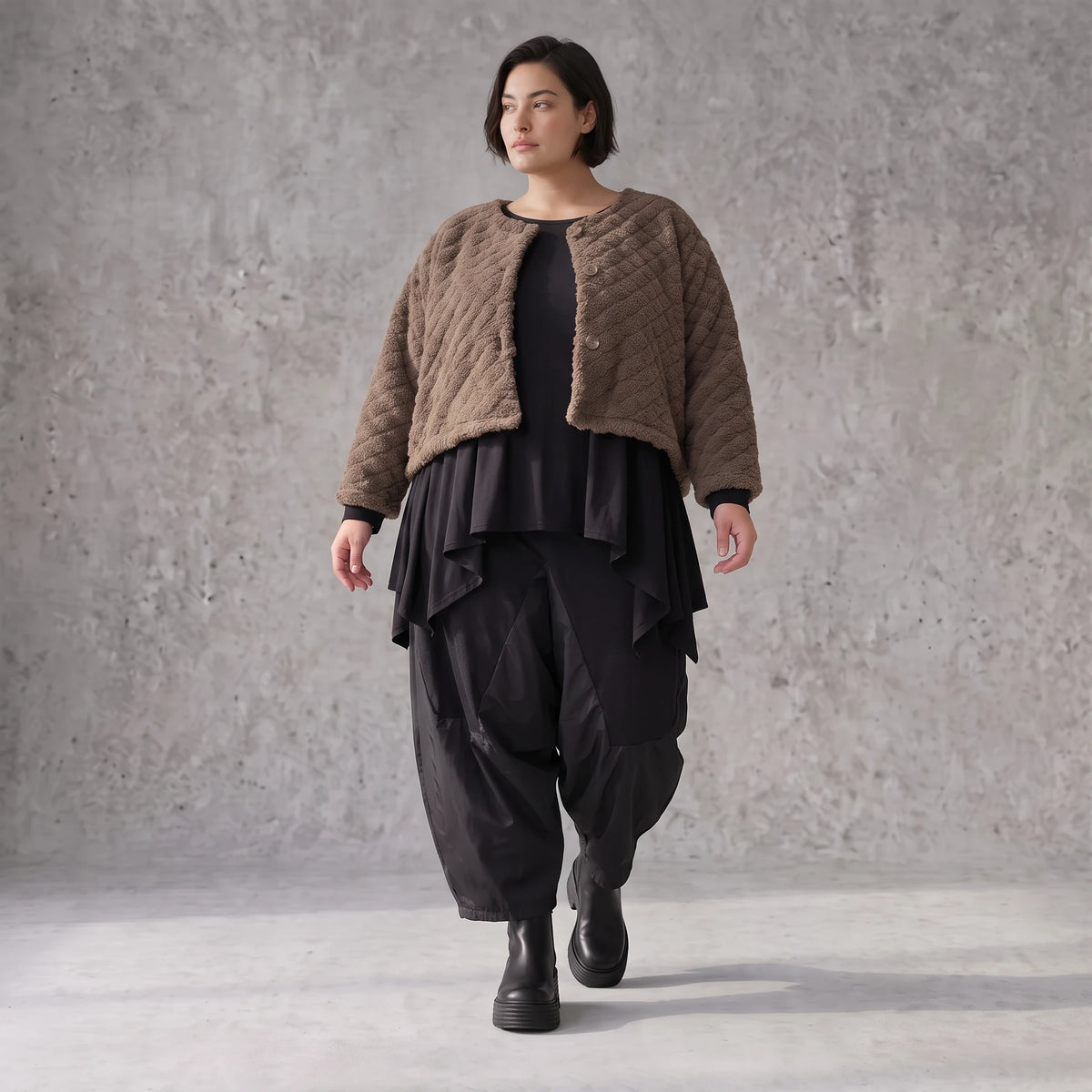 Teddyjacke aus flauschigem Stoff mit Rundhalsausschnitt Knopfleiste und gerundetem Saum