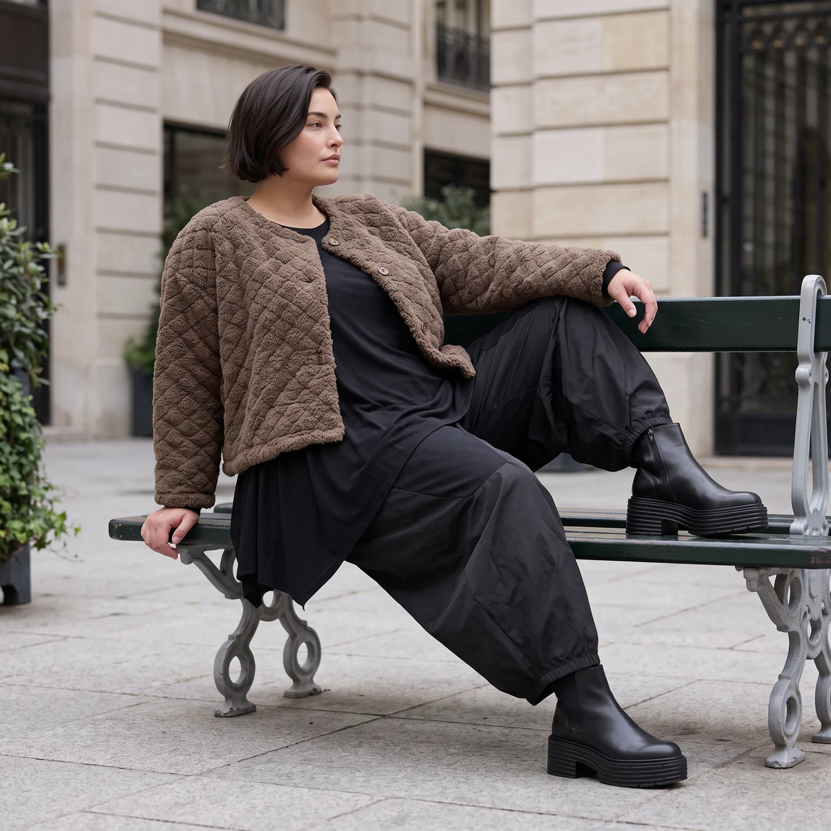 Teddyjacke aus flauschigem Stoff mit Rundhalsausschnitt Knopfleiste und gerundetem Saum