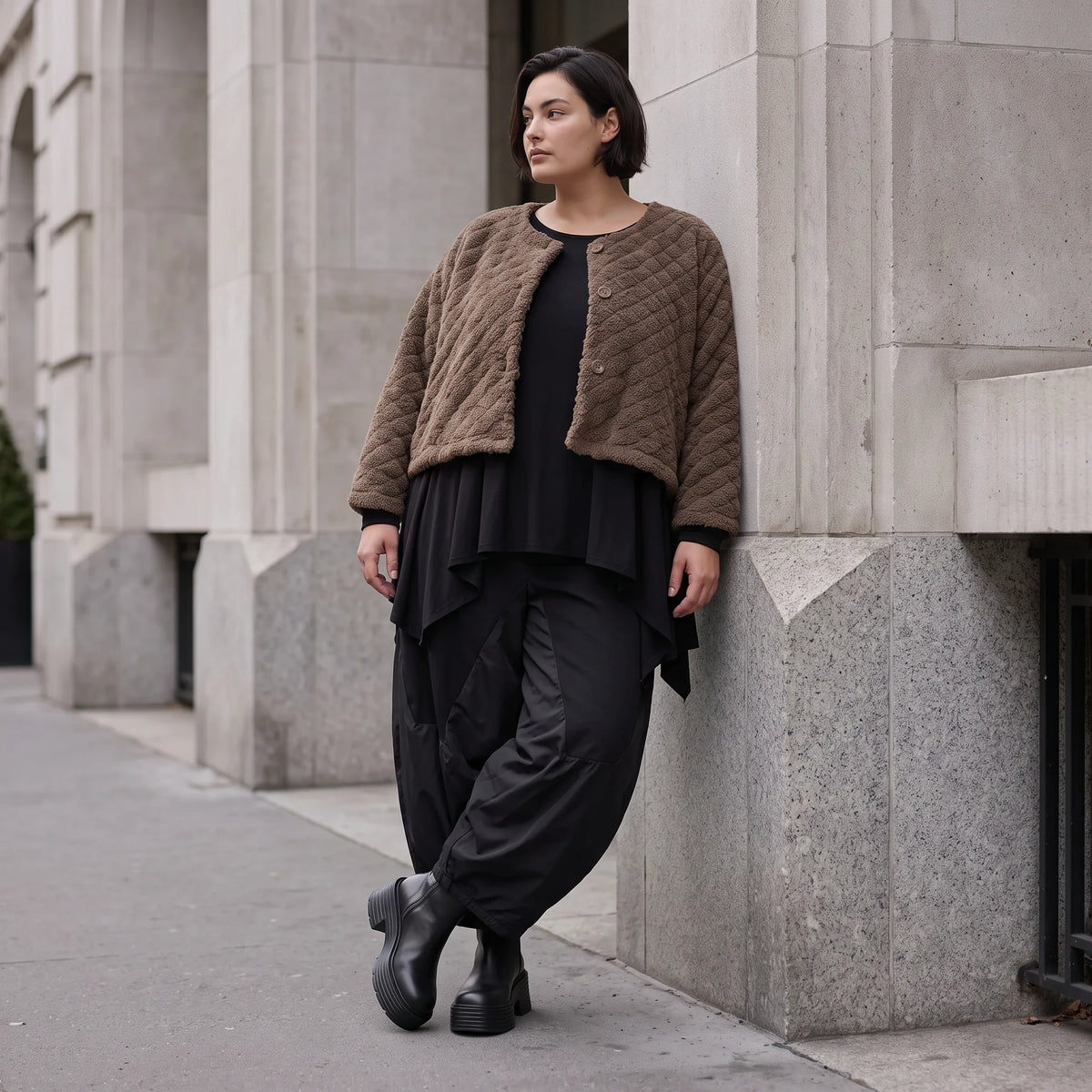 Teddyjacke aus flauschigem Stoff mit Rundhalsausschnitt Knopfleiste und gerundetem Saum
