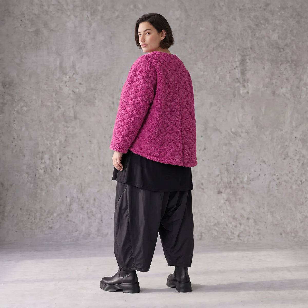 Kuschelige warme Fuchsia Teddyjacke in gerundeter Schnittform für stylische Winterlooks