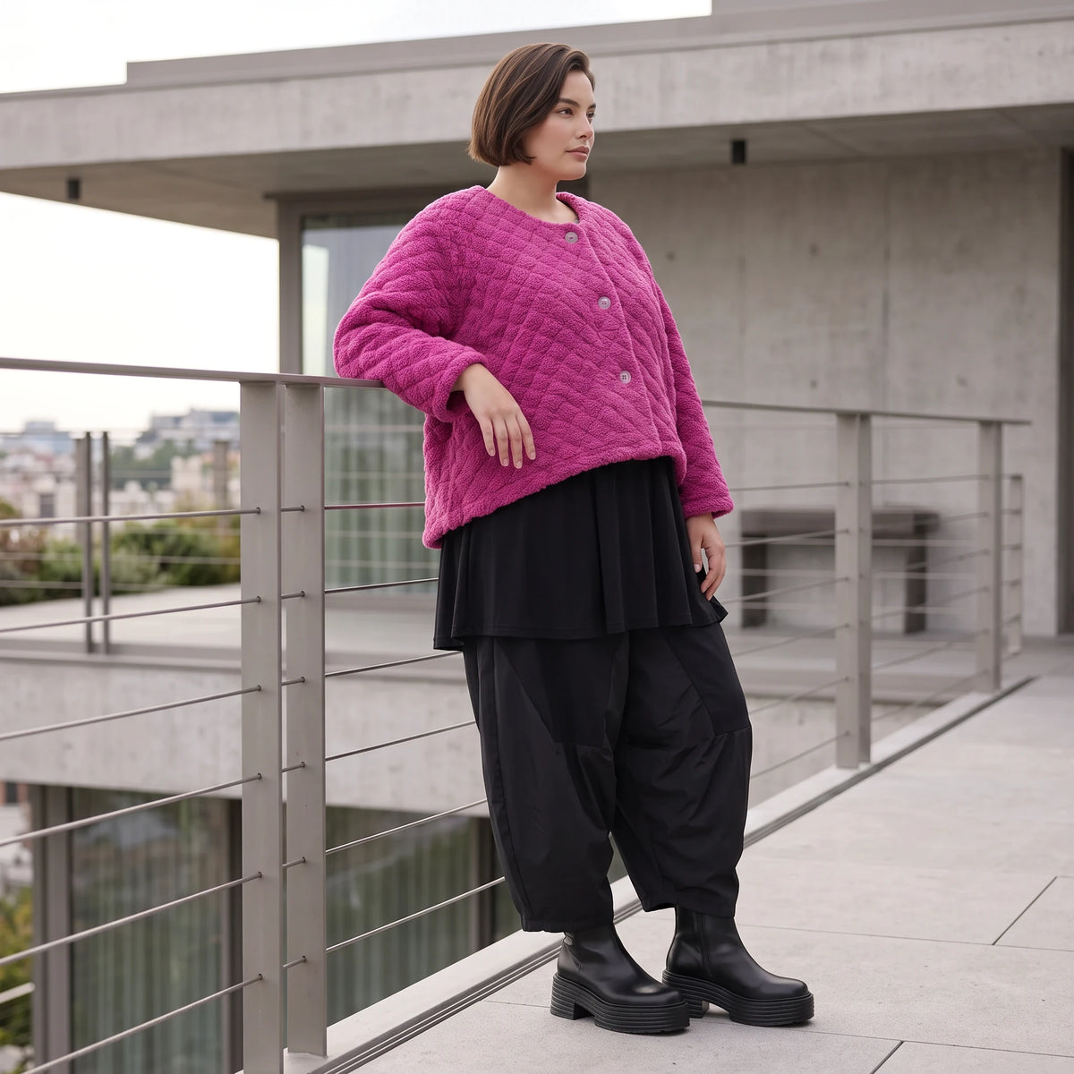 Kuschelige warme Fuchsia Teddyjacke in gerundeter Schnittform für stylische Winterlooks