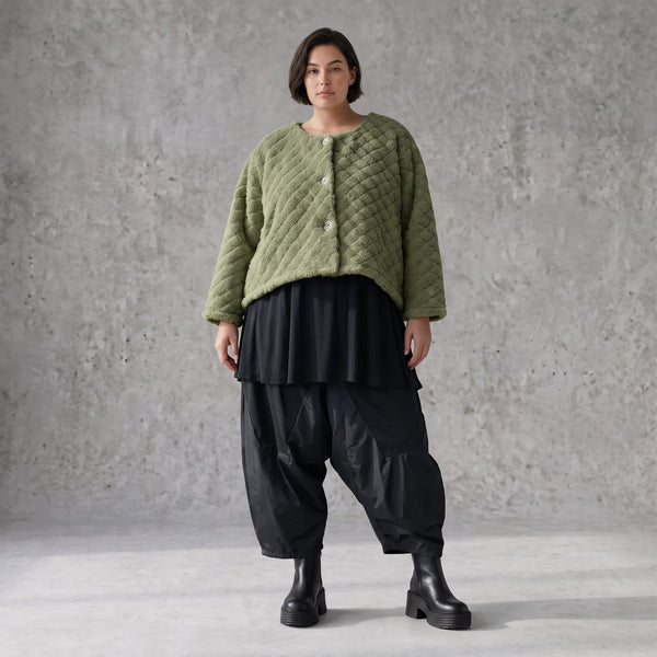 Kuschelige khakifarbene Teddyjacke mit Rundhalsausschnitt Knopfleiste und softer Form