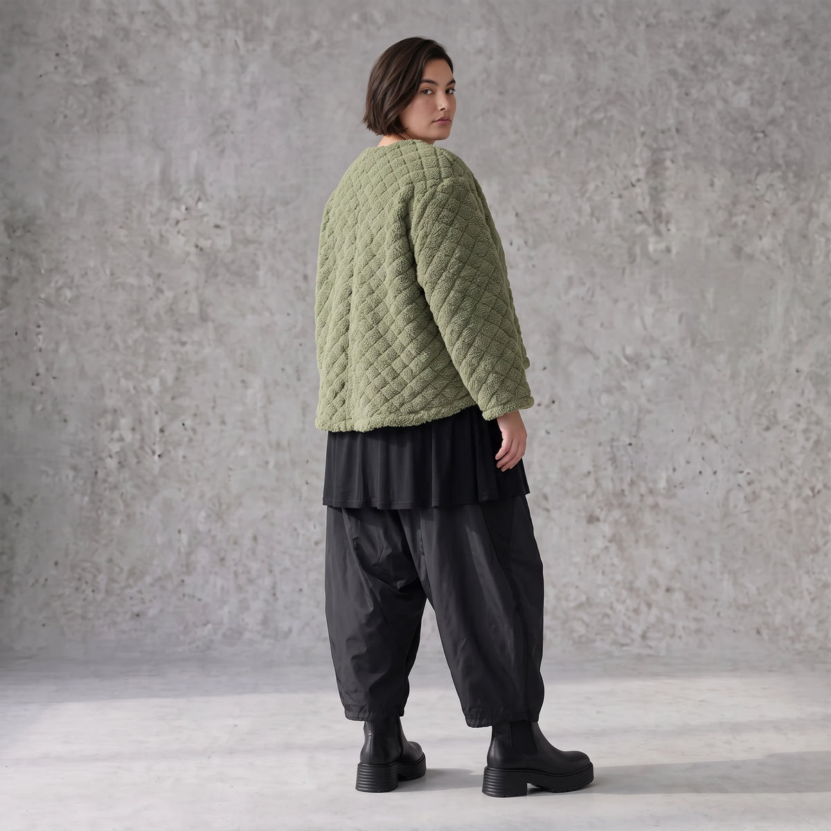 Kuschelige khakifarbene Teddyjacke mit Rundhalsausschnitt Knopfleiste und softer Form