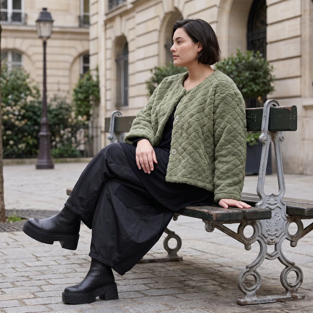 Kuschelige khakifarbene Teddyjacke mit Rundhalsausschnitt Knopfleiste und softer Form