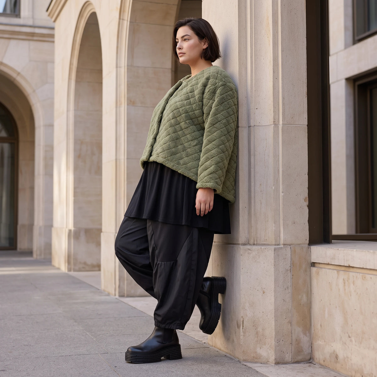 Kuschelige khakifarbene Teddyjacke mit Rundhalsausschnitt Knopfleiste und softer Form