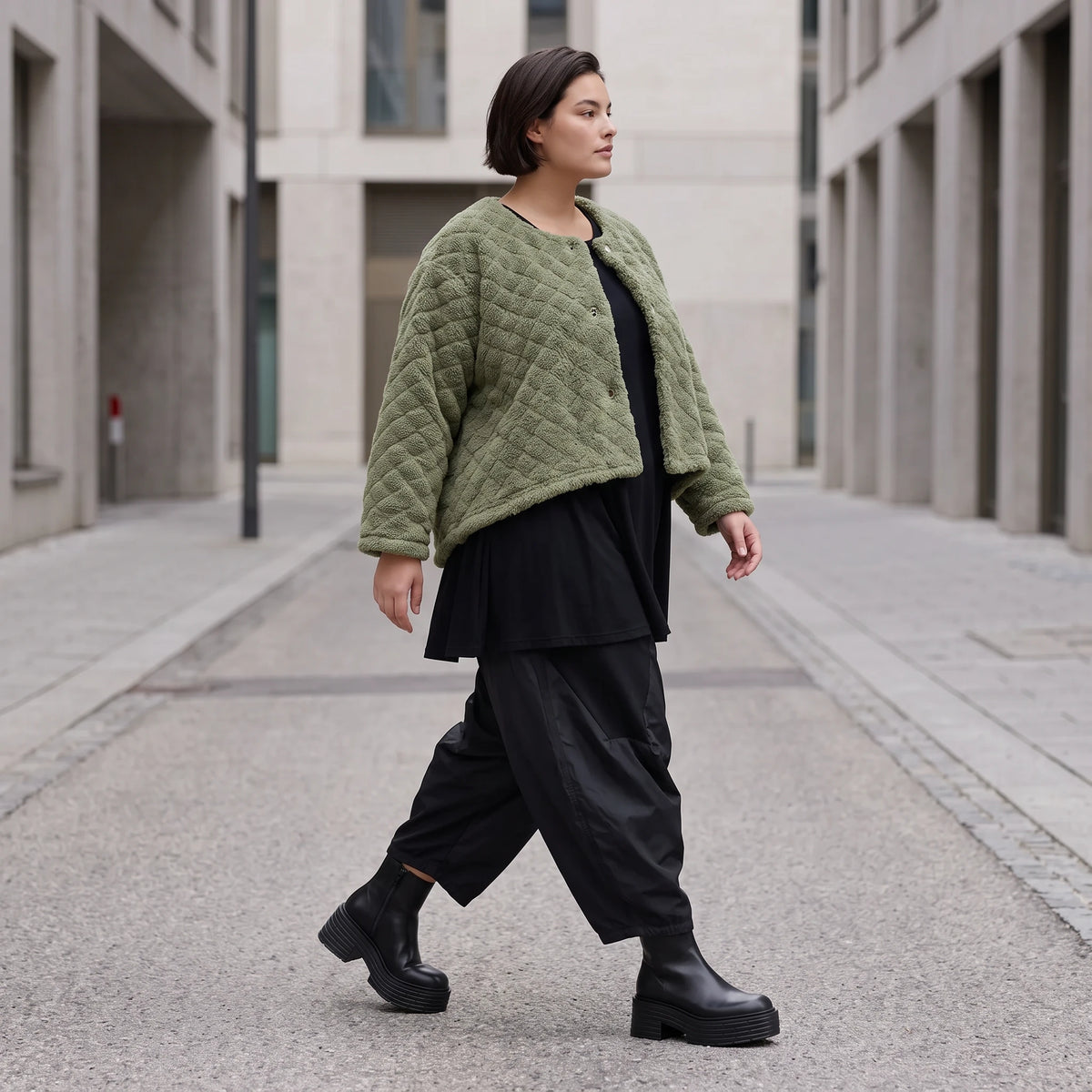 Kuschelige khakifarbene Teddyjacke mit Rundhalsausschnitt Knopfleiste und softer Form