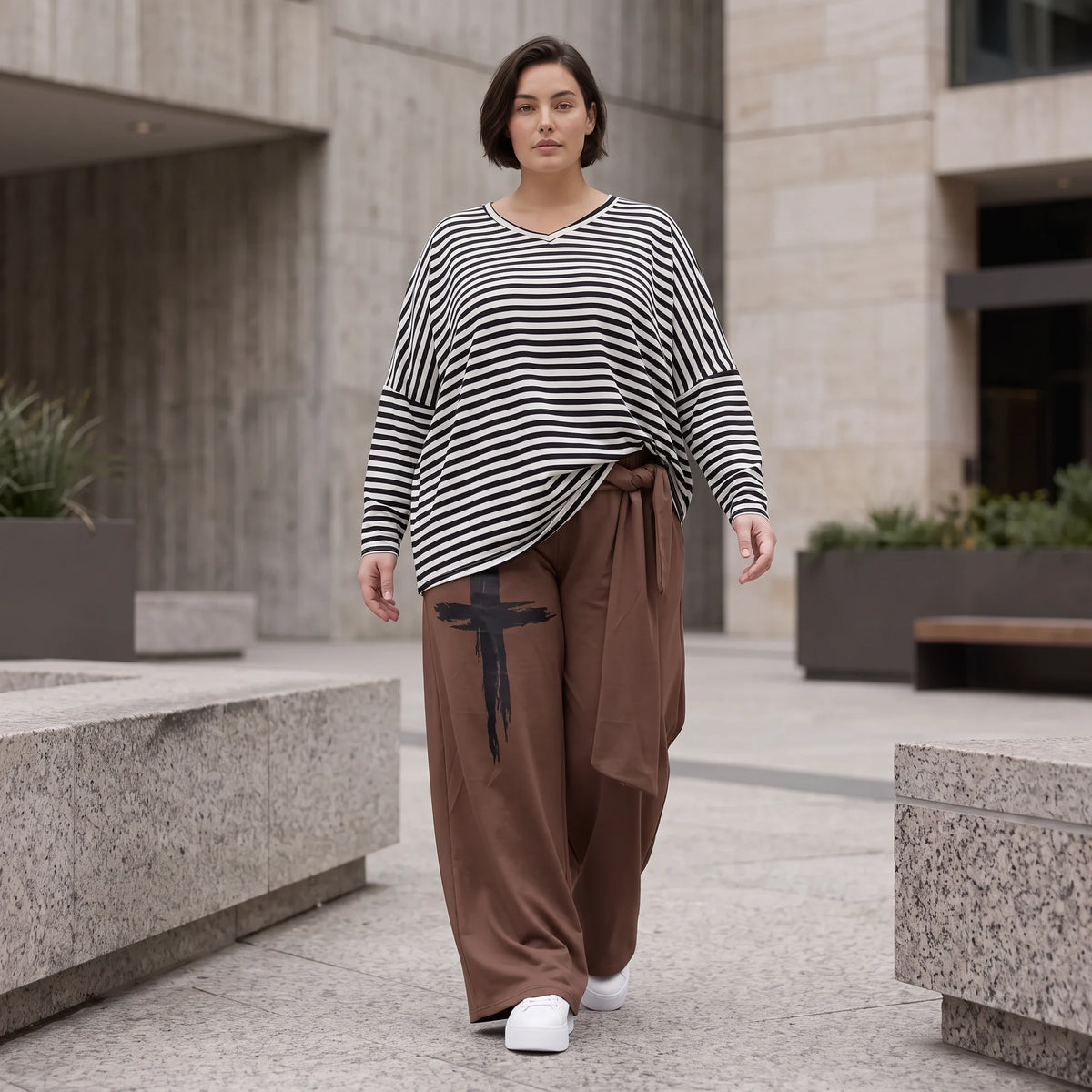 Marlenehose aus weichem Fleece mit Bindegürtel und weitem fließendem Bein winterwarm