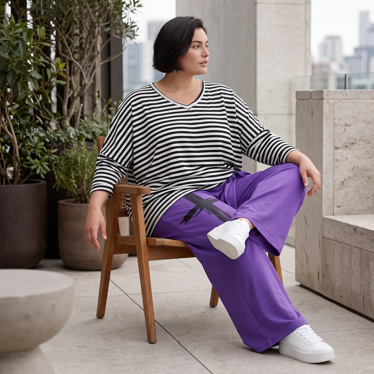 Lila Marlenehose aus weichem warmem Fleece mit Elasthan elastischem Bund und Bindegürtel