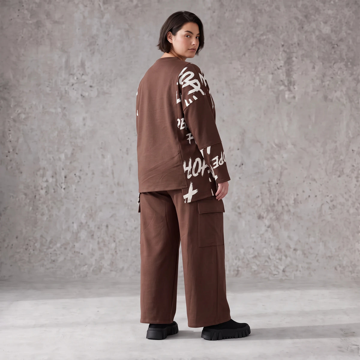 Braune Ballonhose aus weichem Fleece mit elastischem Bund und Taschen mit Klappe vorn