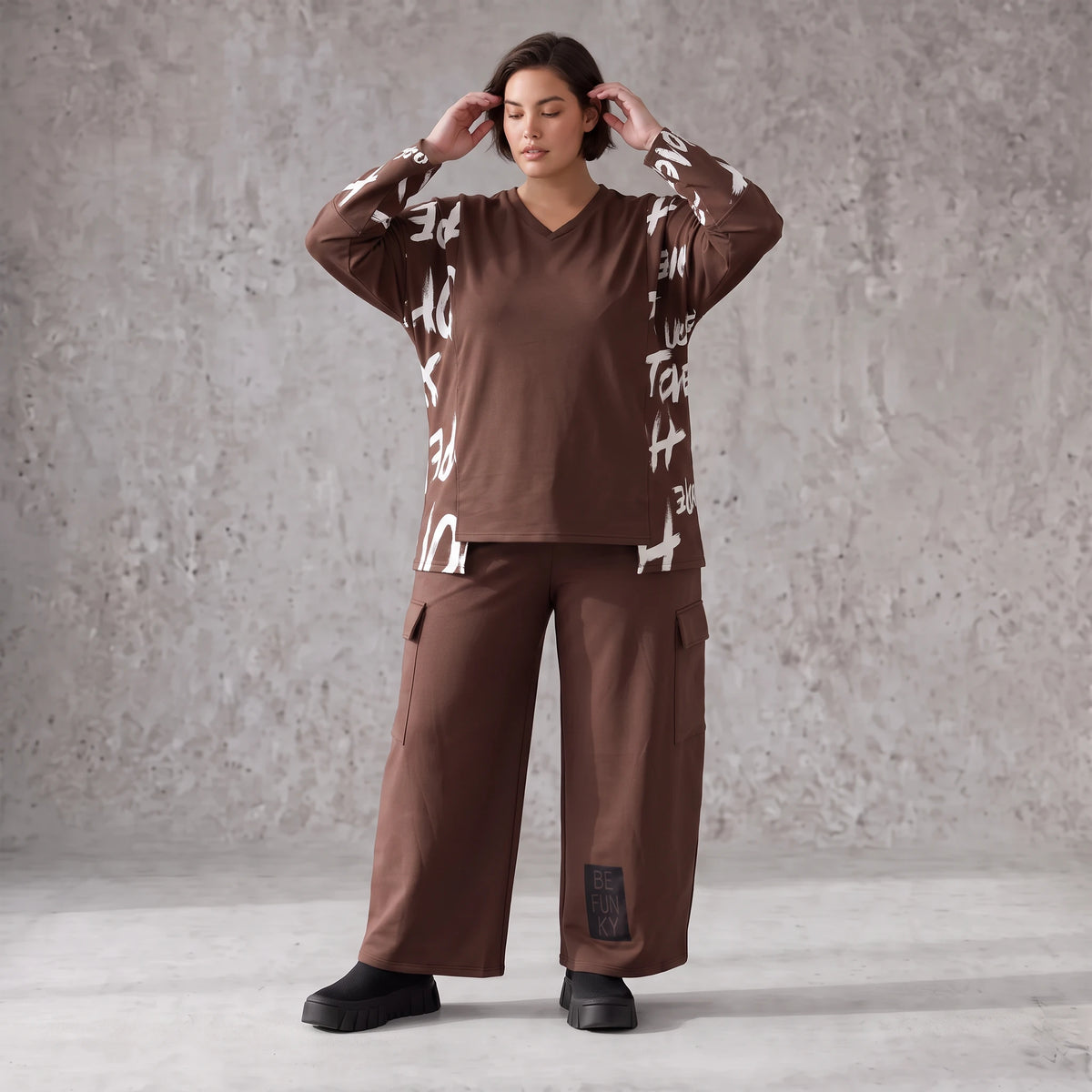 Braune Ballonhose aus weichem Fleece mit elastischem Bund und Taschen mit Klappe vorn
