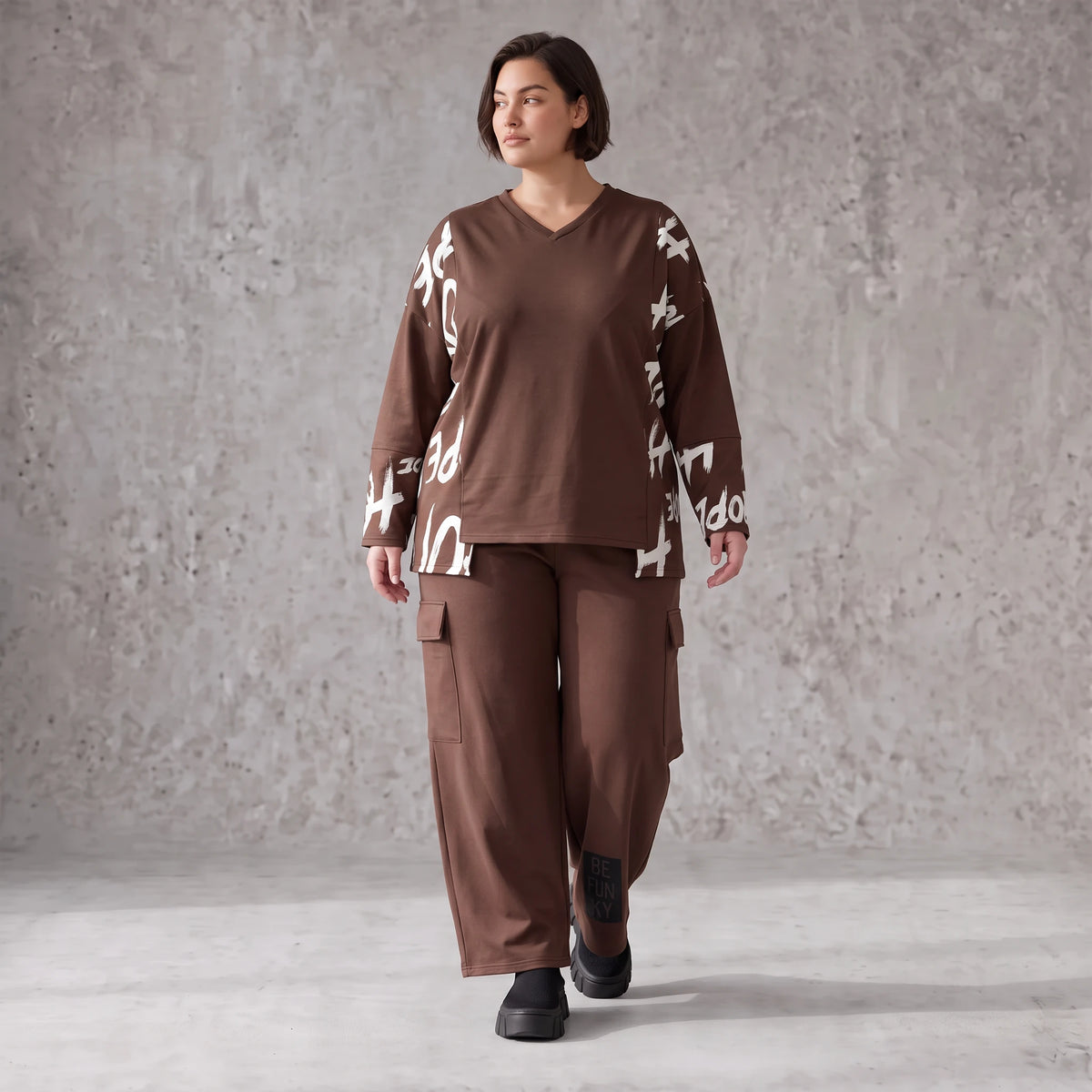 Braune Ballonhose aus weichem Fleece mit elastischem Bund und Taschen mit Klappe vorn