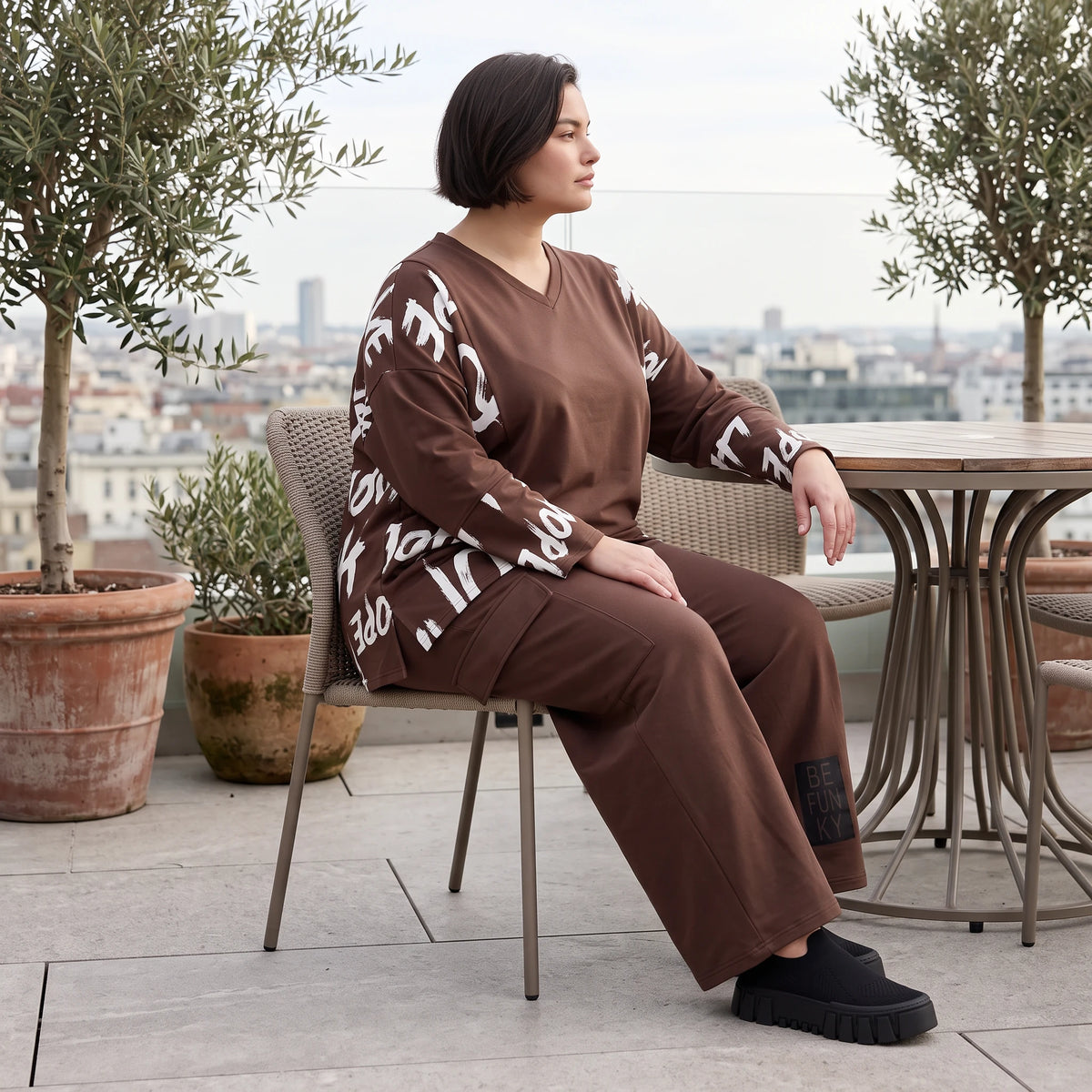 Braune Ballonhose aus weichem Fleece mit elastischem Bund und Taschen mit Klappe vorn
