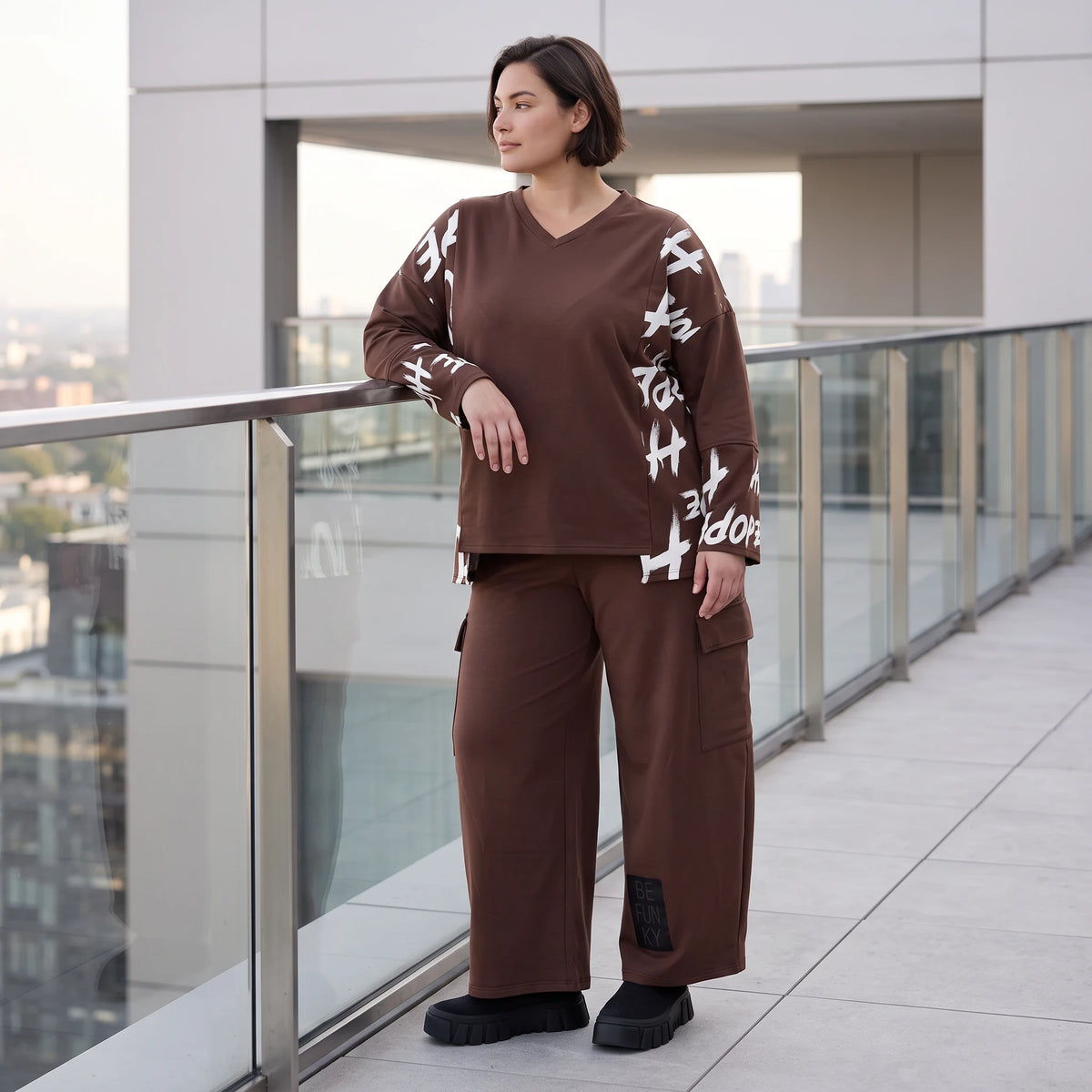 Braune Ballonhose aus weichem Fleece mit elastischem Bund und Taschen mit Klappe vorn