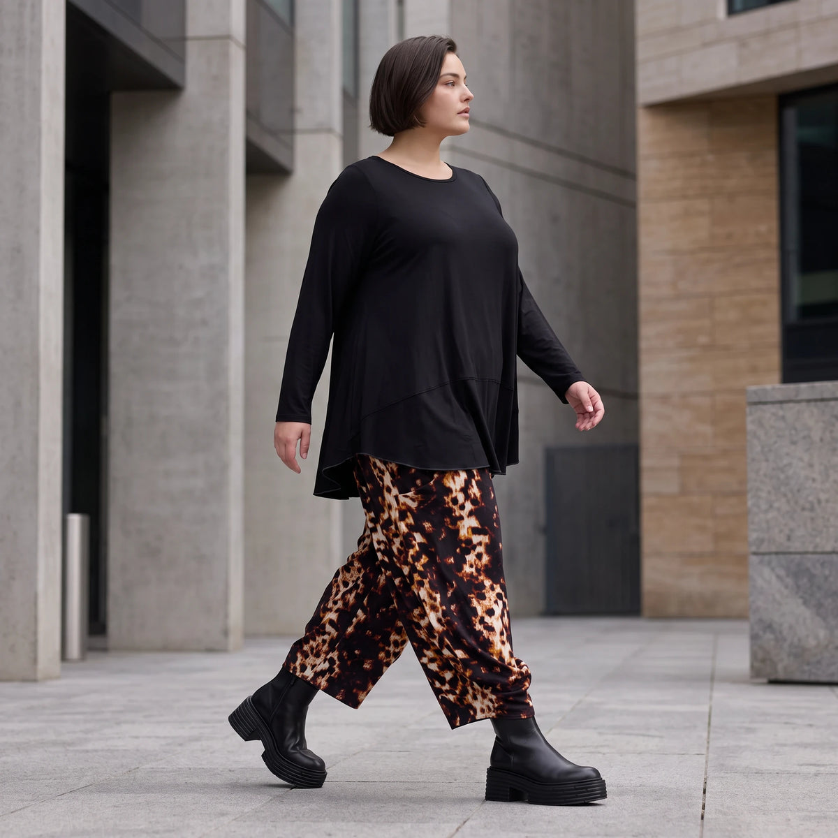 Ballonhose aus Stretch Twill in Rost/Weiß mit weitem Bein und elastischem Bund mit Taschen