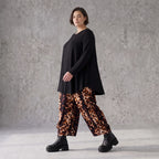 Ballonhose aus Stretch Twill in Rost/Weiß mit weitem Bein und elastischem Bund mit Taschen