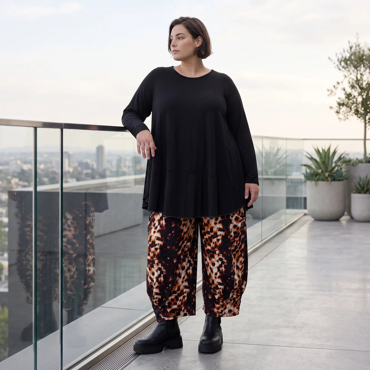 Ballonhose aus Stretch Twill in Rost/Weiß mit weitem Bein und elastischem Bund mit Taschen