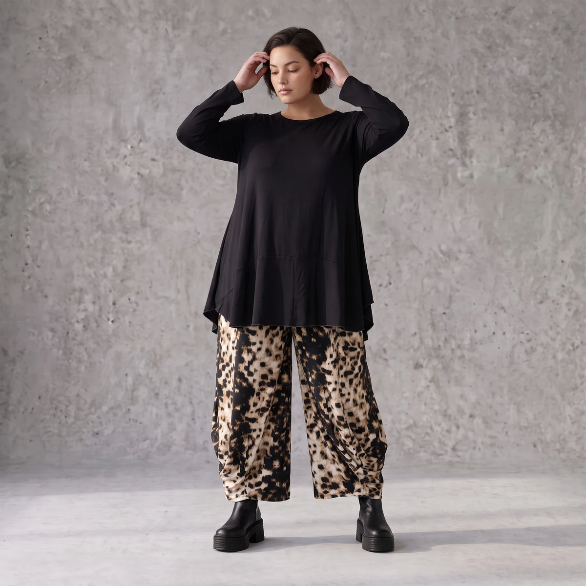 Braun/Weiße Ballonhose aus Stretch Twill mit Elastikbund und weitem Bein im Schlupfstil