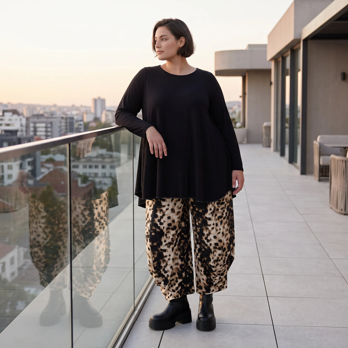 Braun/Weiße Ballonhose aus Stretch Twill mit Elastikbund und weitem Bein im Schlupfstil