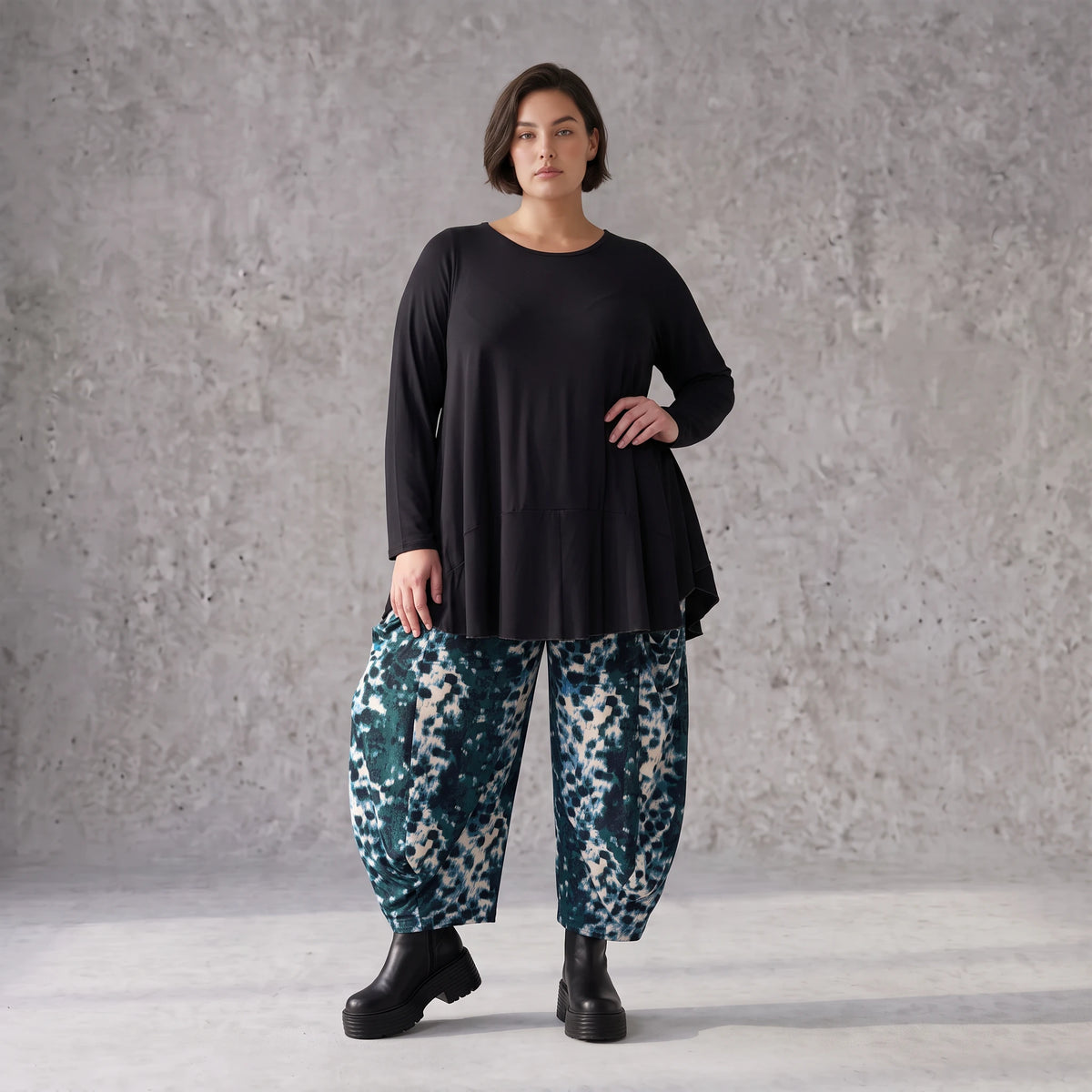 Ballonhose aus Petrol/Weiß Twill mit elastischem Bund weitem Bein und praktischen Taschen