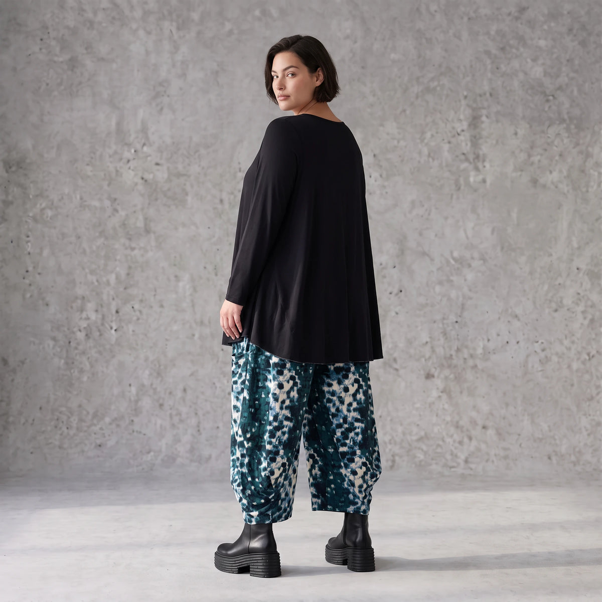 Ballonhose aus Petrol/Weiß Twill mit elastischem Bund weitem Bein und praktischen Taschen