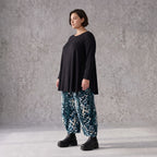 Ballonhose aus Petrol/Weiß Twill mit elastischem Bund weitem Bein und praktischen Taschen