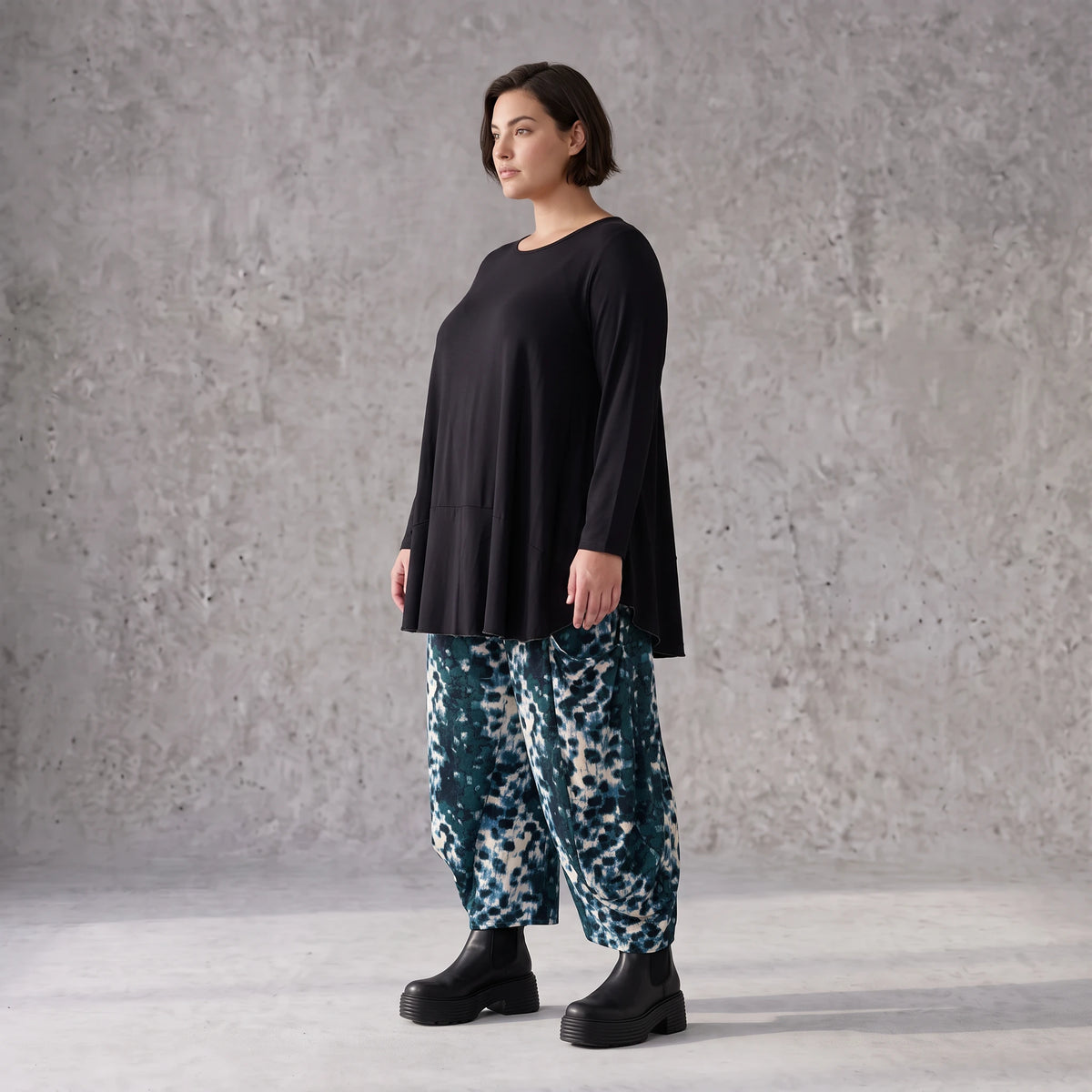 Ballonhose aus Petrol/Weiß Twill mit elastischem Bund weitem Bein und praktischen Taschen