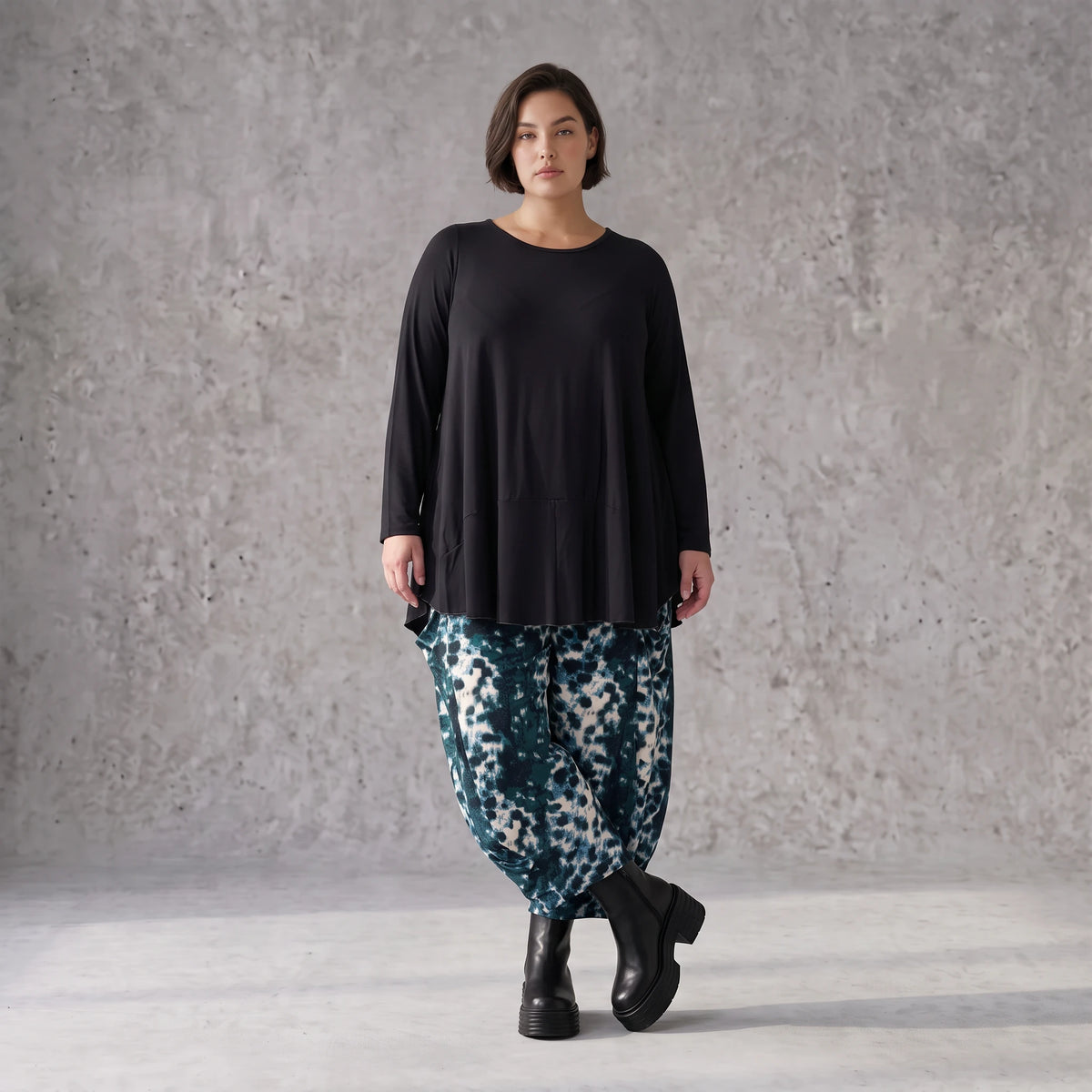 Ballonhose aus Petrol/Weiß Twill mit elastischem Bund weitem Bein und praktischen Taschen