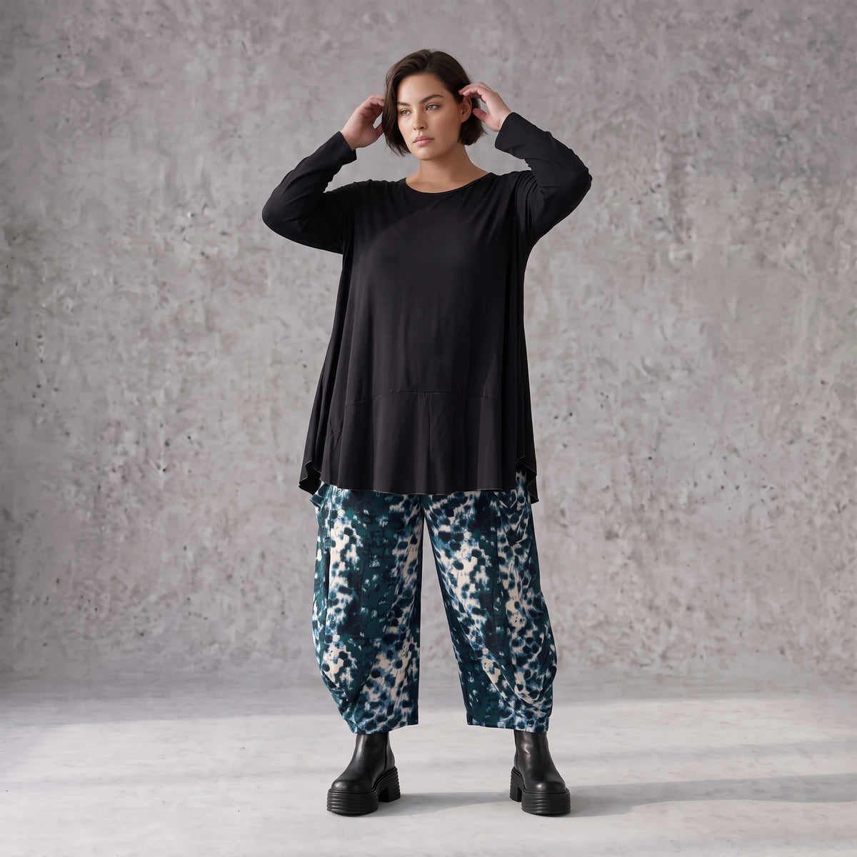 Ballonhose aus Petrol/Weiß Twill mit elastischem Bund weitem Bein und praktischen Taschen