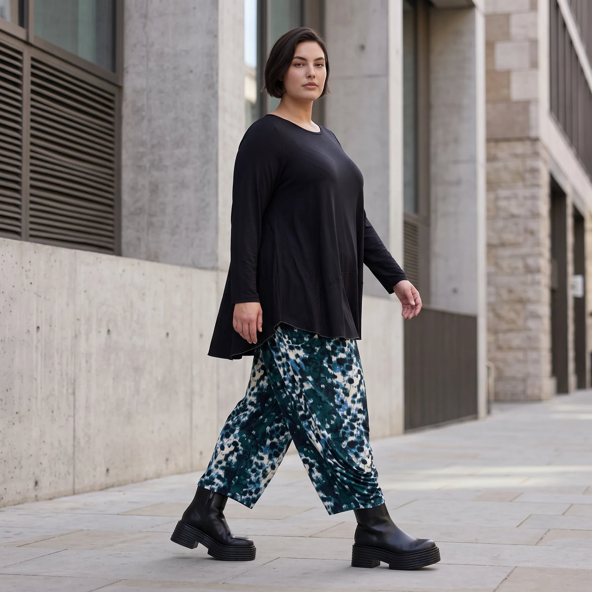 Ballonhose aus Petrol/Weiß Twill mit elastischem Bund weitem Bein und praktischen Taschen