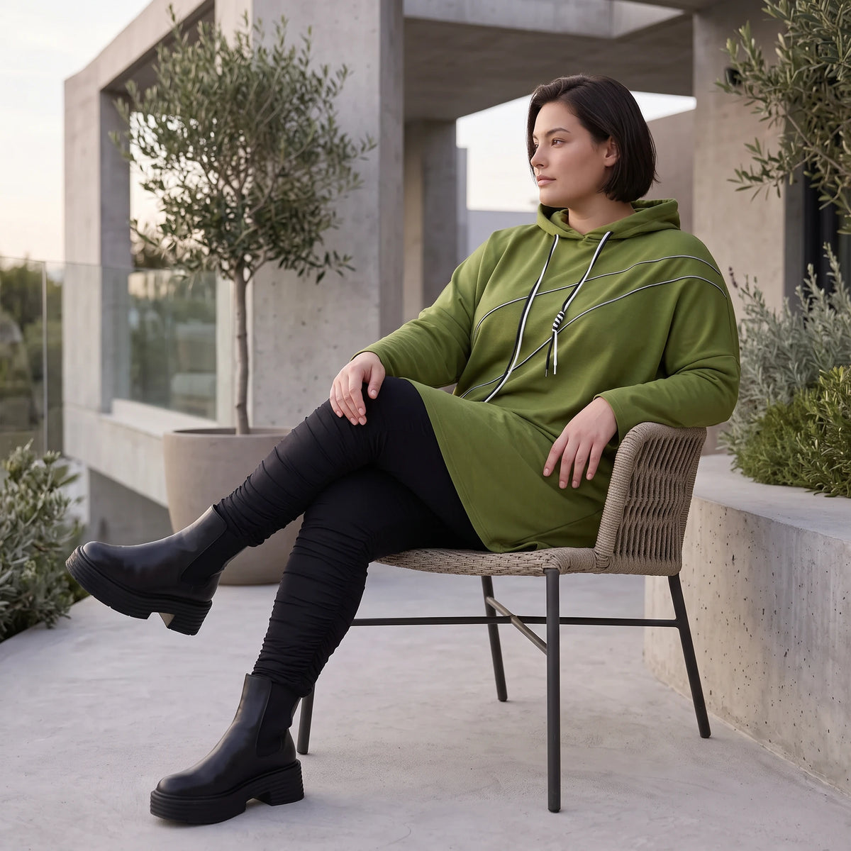 Olivgruener Fleece Hoody mit Stretchkomfort im geraden Schnitt warm und alltagstauglich
