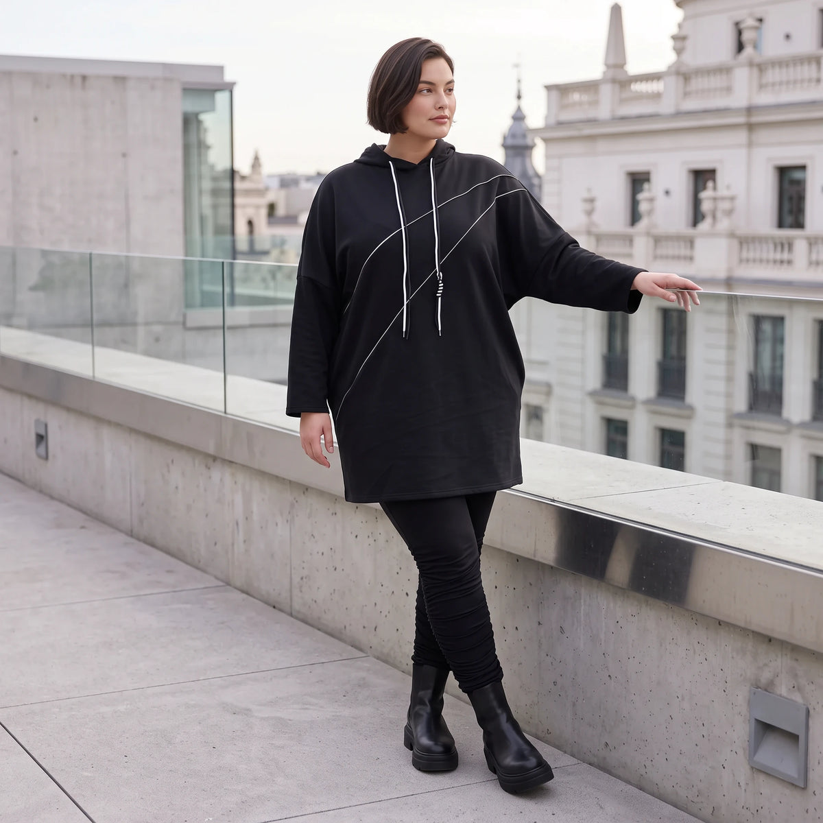Schwarzer Fleece Hoody mit Stretch in gerader Form kuschelig weich und herrlich bequem
