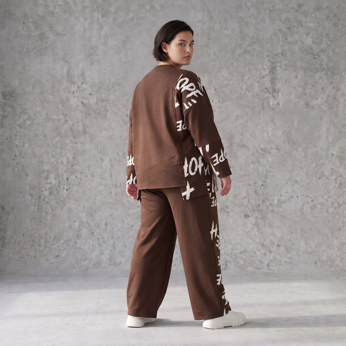 Braune Fleece Ballonhose mit Stretch Schnürbund und Taschen für winterlichen Komfort