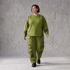 Olivgrüne Ballonhose aus Fleece mit Stretch und Schnürbund für modische Winterlooks